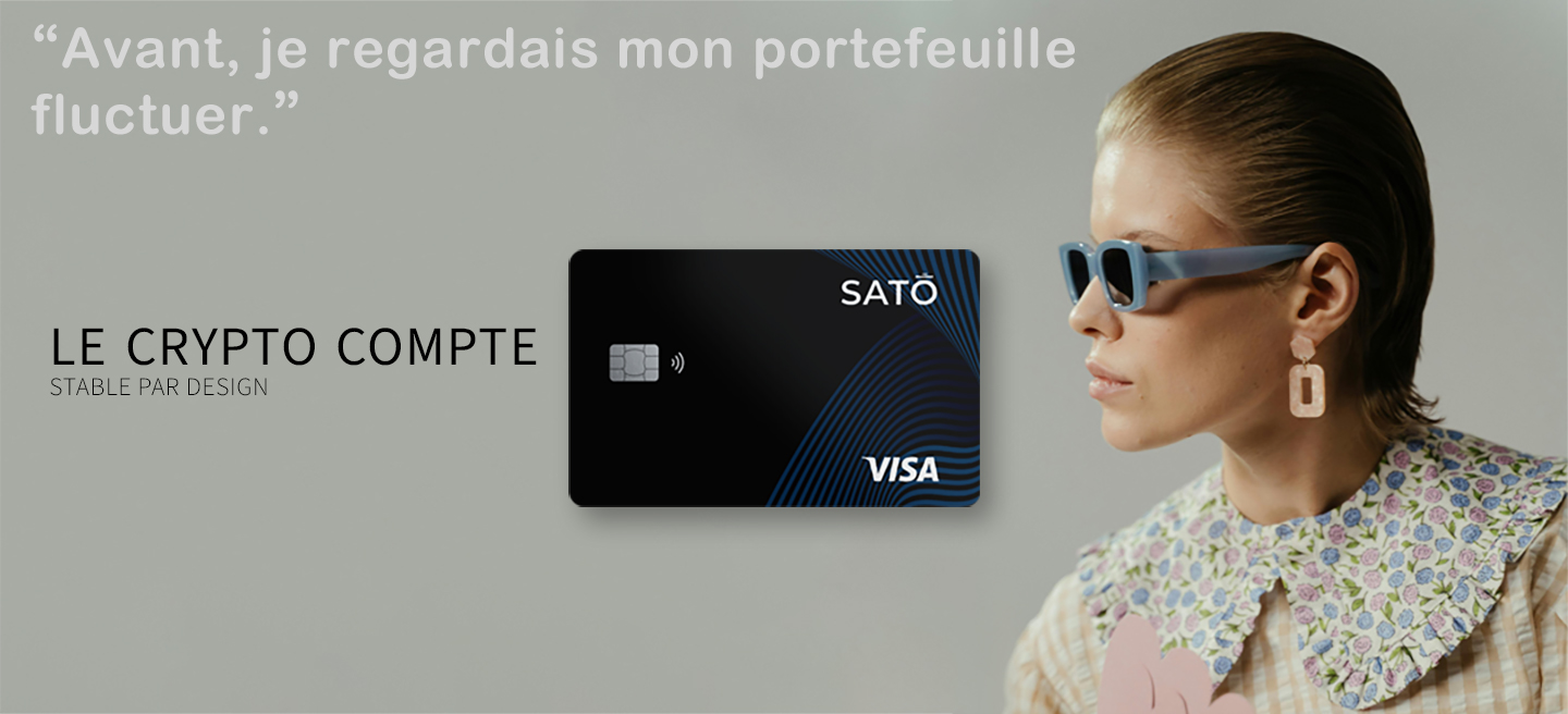 Image promotionnelle représentant une carte Visa SATŌ bleue, avec les mentions « Le compte crypto – stable par design » et « Avant, je regadais mon portefeuille fluctuer », ainsi qu’une personne portant des lunettes de soleil qui regarde la carte
